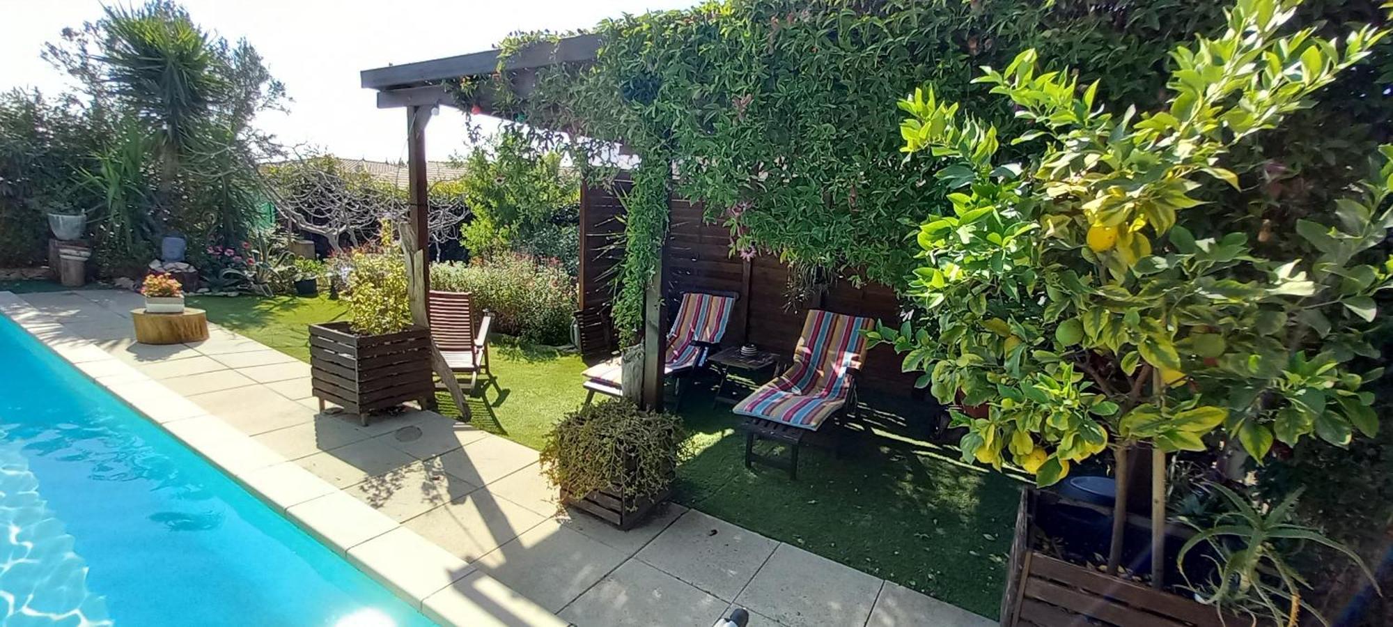Les Coronilles Bed and Breakfast Beaucaire  Εξωτερικό φωτογραφία