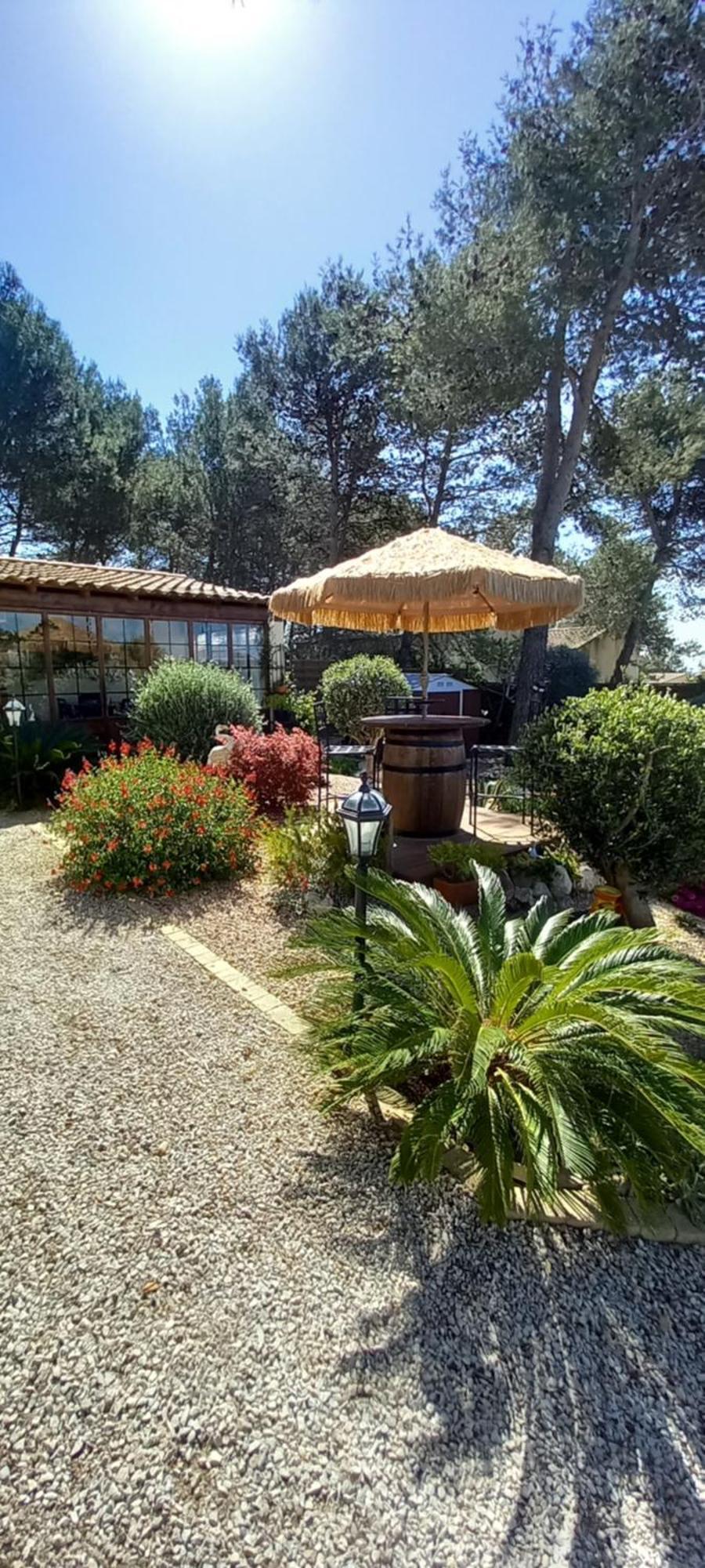 Les Coronilles Bed and Breakfast Beaucaire  Εξωτερικό φωτογραφία